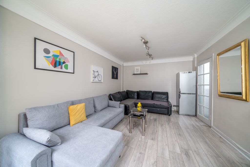 Property photo 3 of 11 Living Room