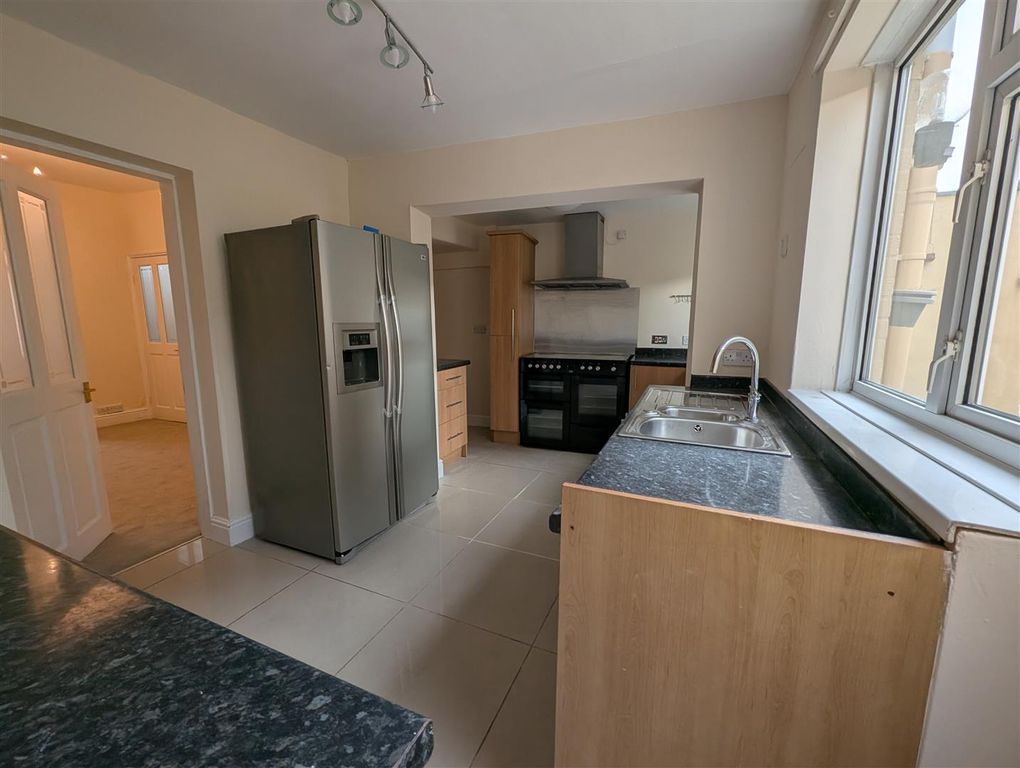 Property photo 1 of 10 Kitchen