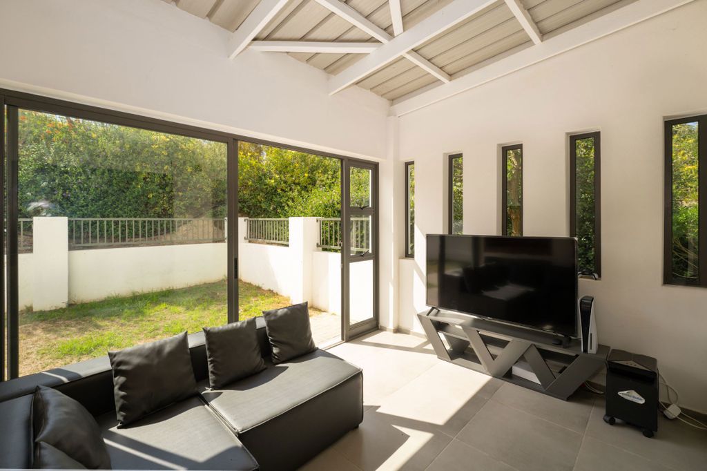 Property photo 2 of 29 Sw1731015