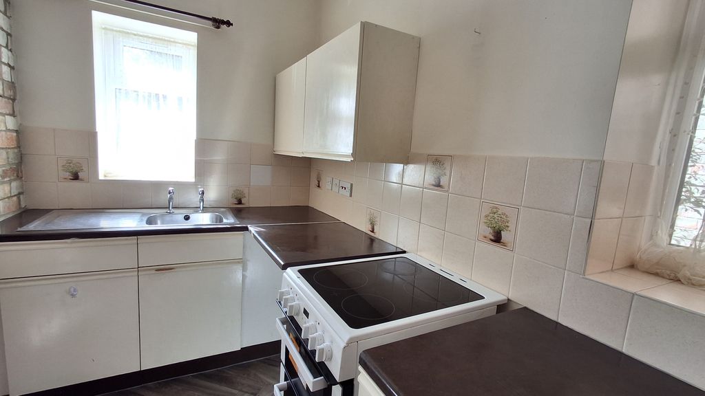 Property photo 3 of 12 Kitchen