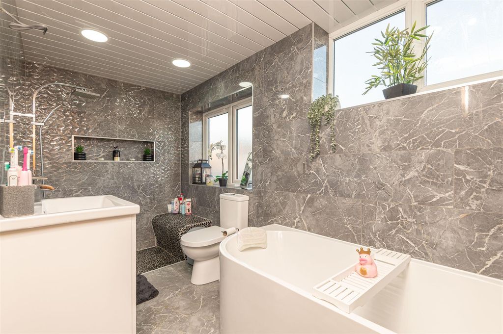 Property photo 3 of 45 39 - 23 Queens Drive S75 2Qq.Jpg