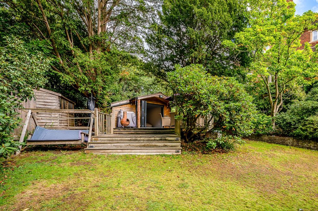 Property photo 2 of 25