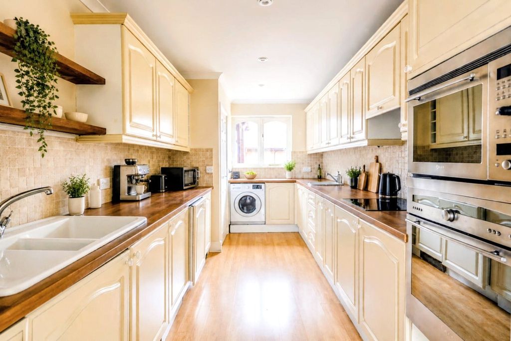 Property photo 3 of 17 Kitchen