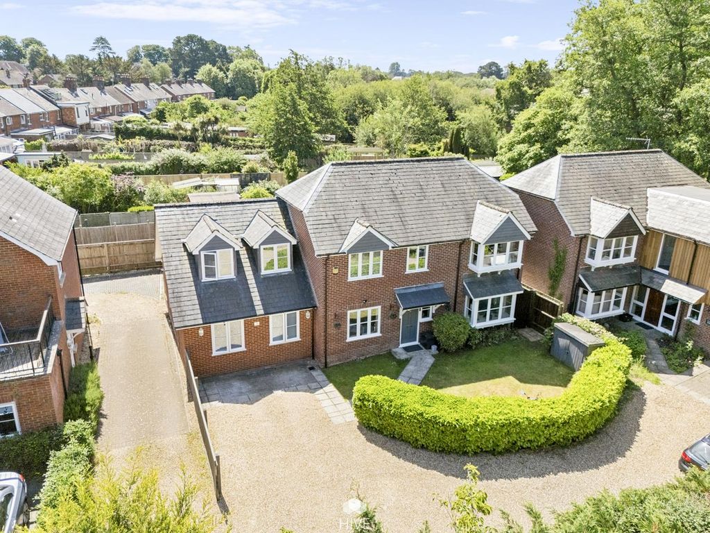 Property photo 1 of 28 Avonside Court