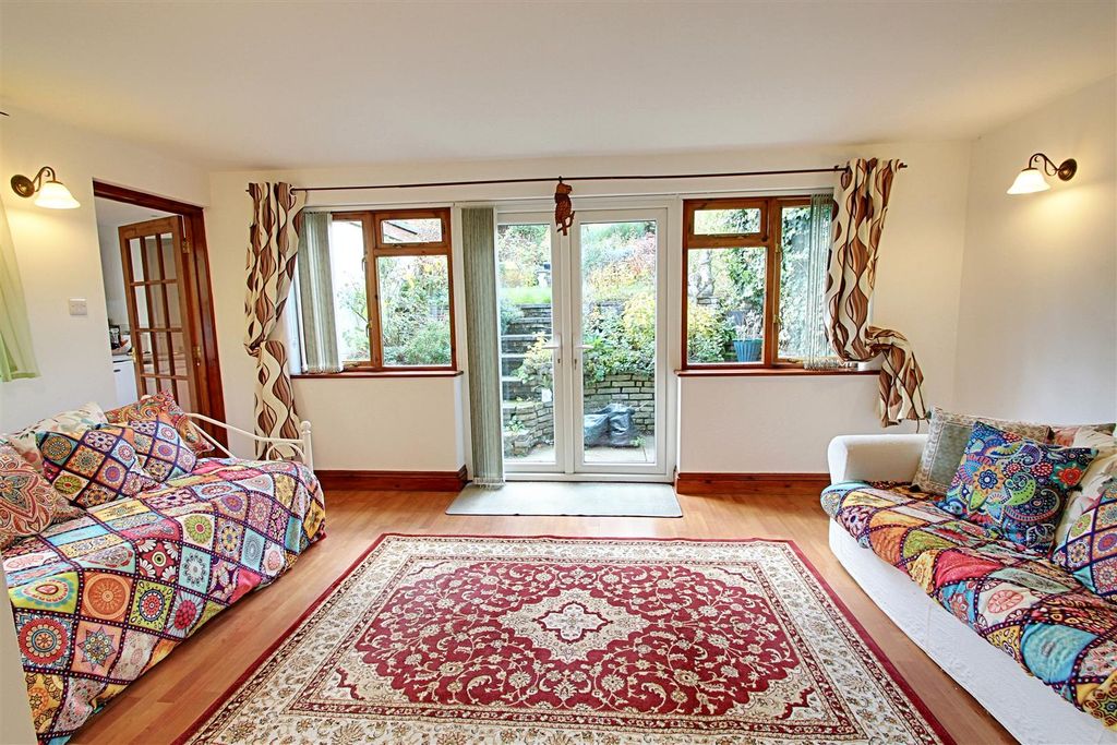 Property photo 3 of 19 Garden Room.Jpg