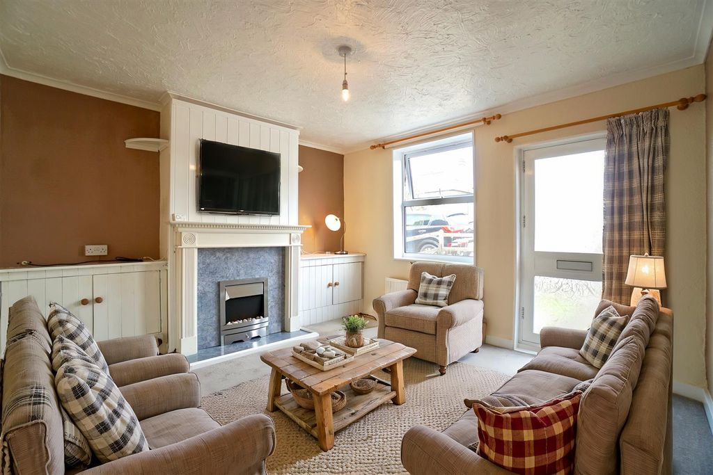 Property photo 1 of 11 Living Room