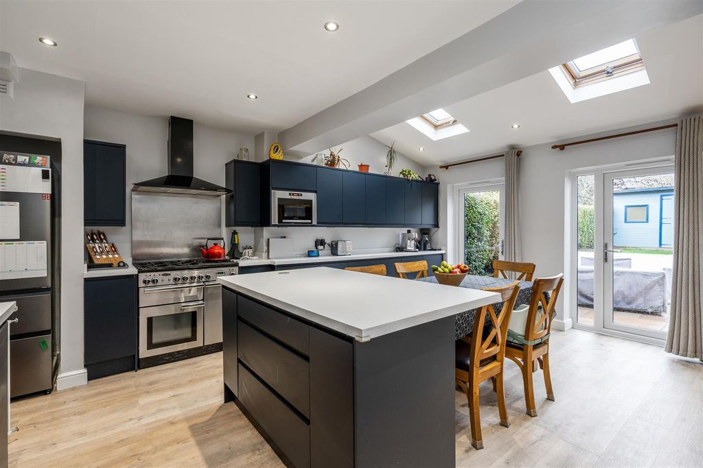 Property photo 3 of 15 36 Packwood Close_14.Jpg