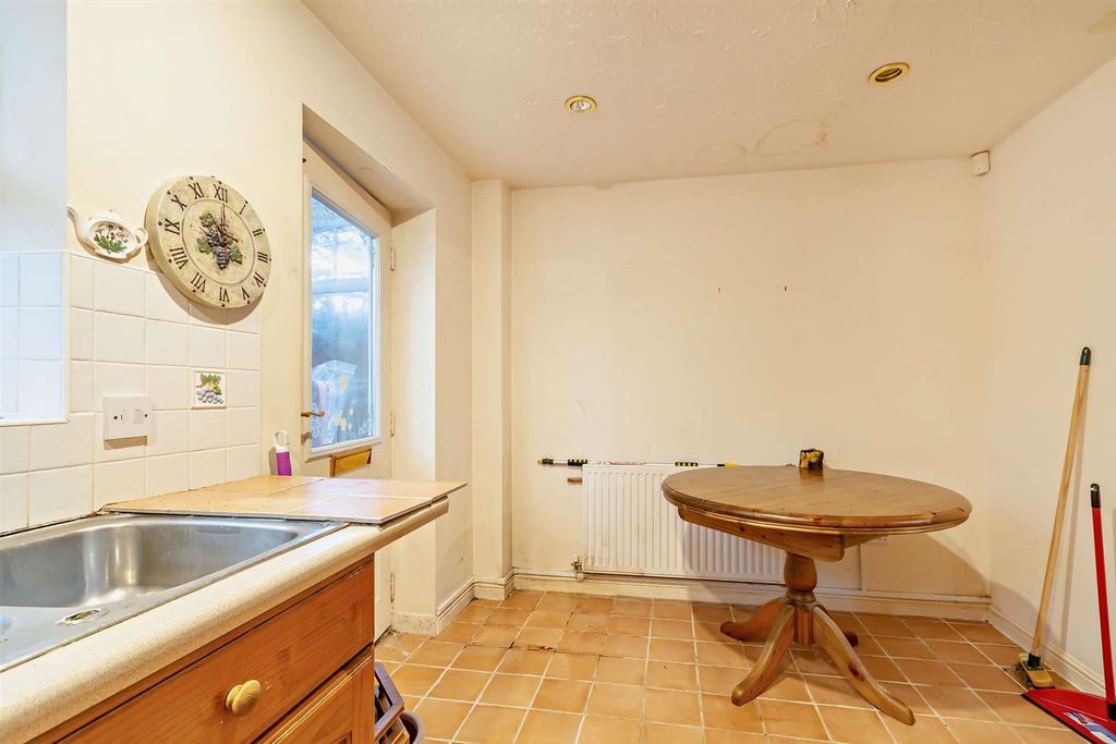 Property photo 3 of 9 8676376-Interior12-800.Jpg