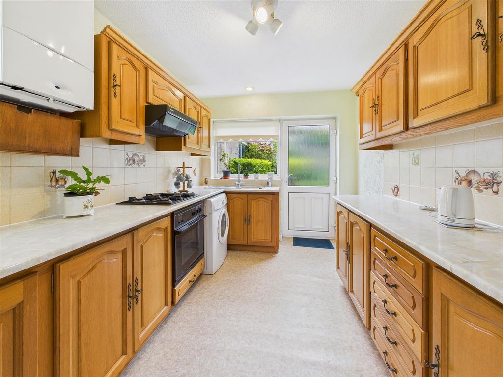 Property photo 3 of 10 Kitchen