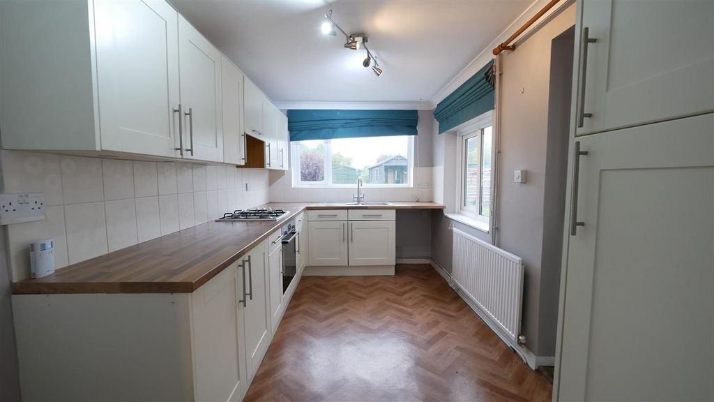 Property photo 3 of 11 Kitchen