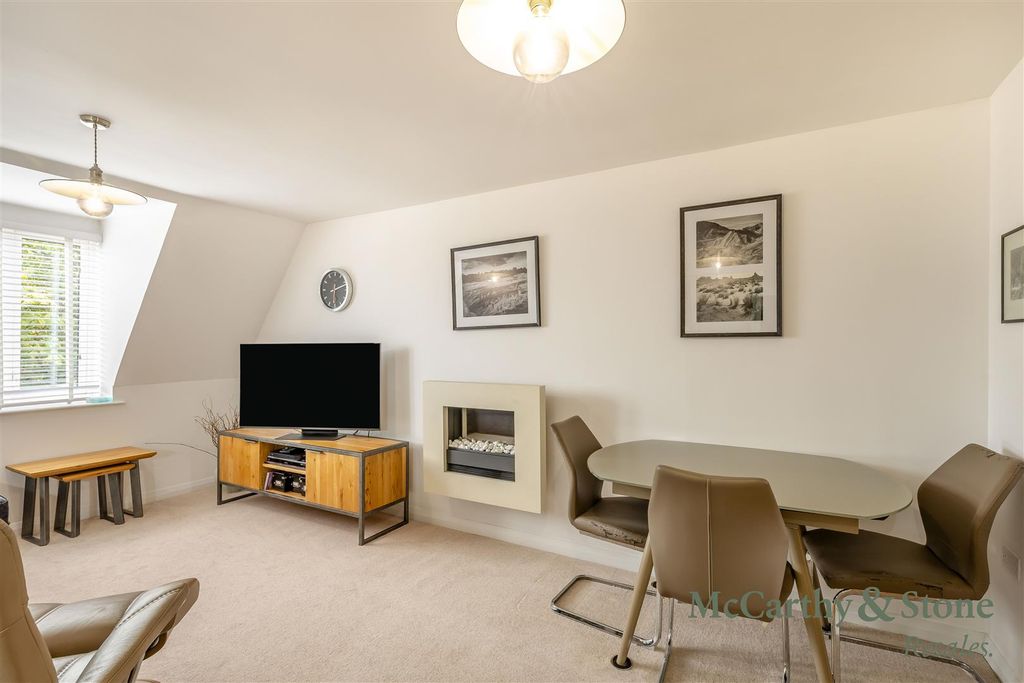 Property photo 3 of 23 8699298-Interior02.Jpg