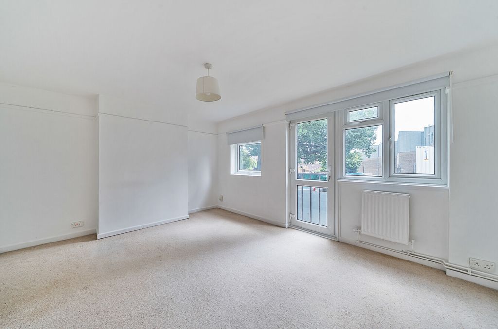 Property photo 2 of 14 1330495-7-6880E72...