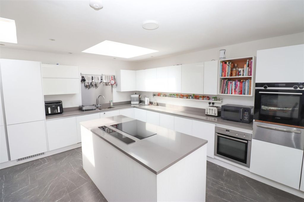 Property photo 2 of 15 Kitchen/Dining Room