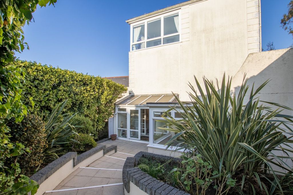 Additional image 4 of 4 bed detached house for saleClifton, St. Peter Port, Guernsey GY1