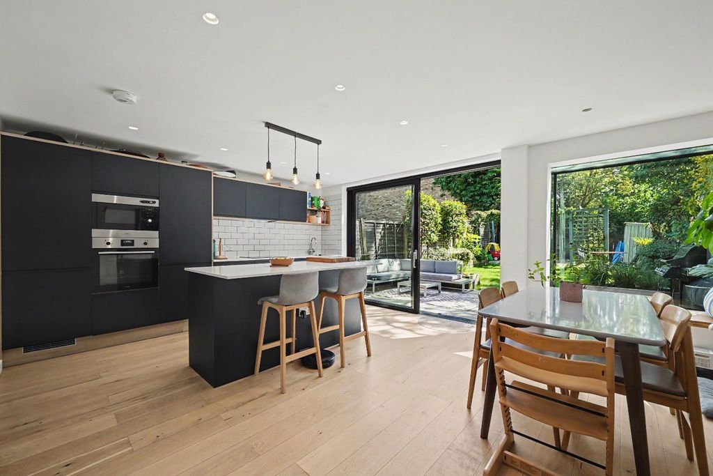 Property photo 1 of 12 Kitchen (2).Jpg