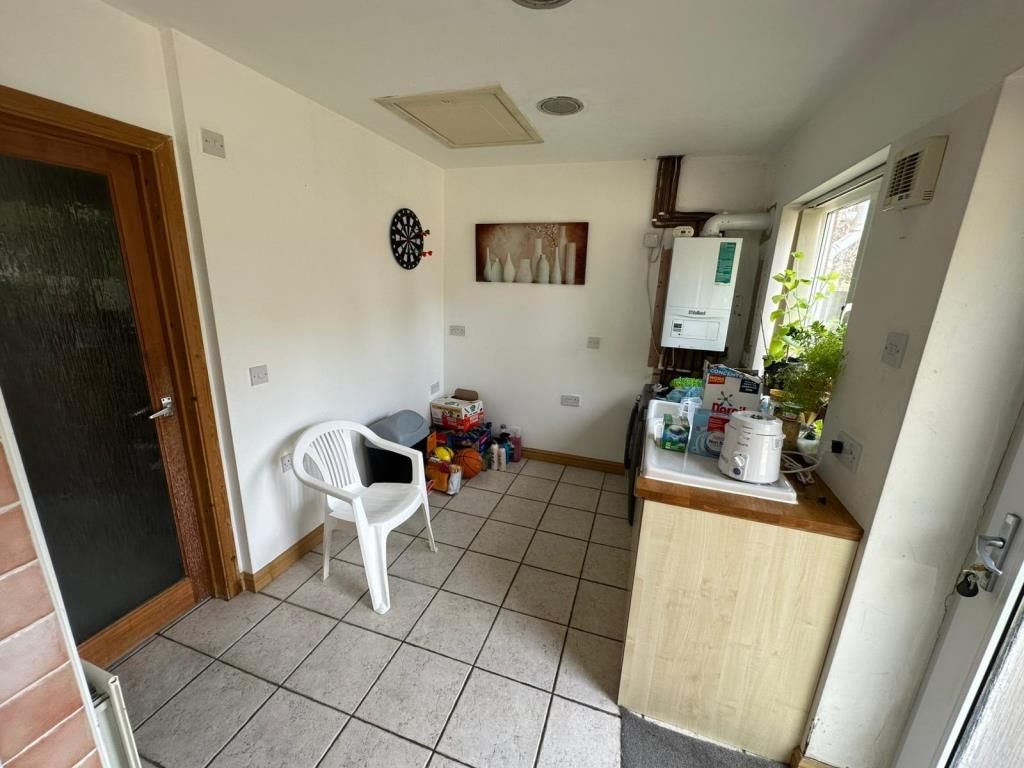 Property photo 3 of 11 Kitchen