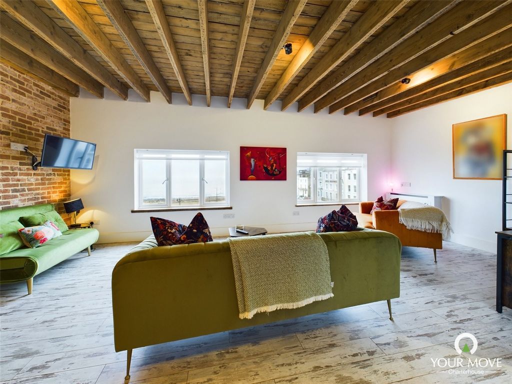 Property photo 3 of 9 Lounge