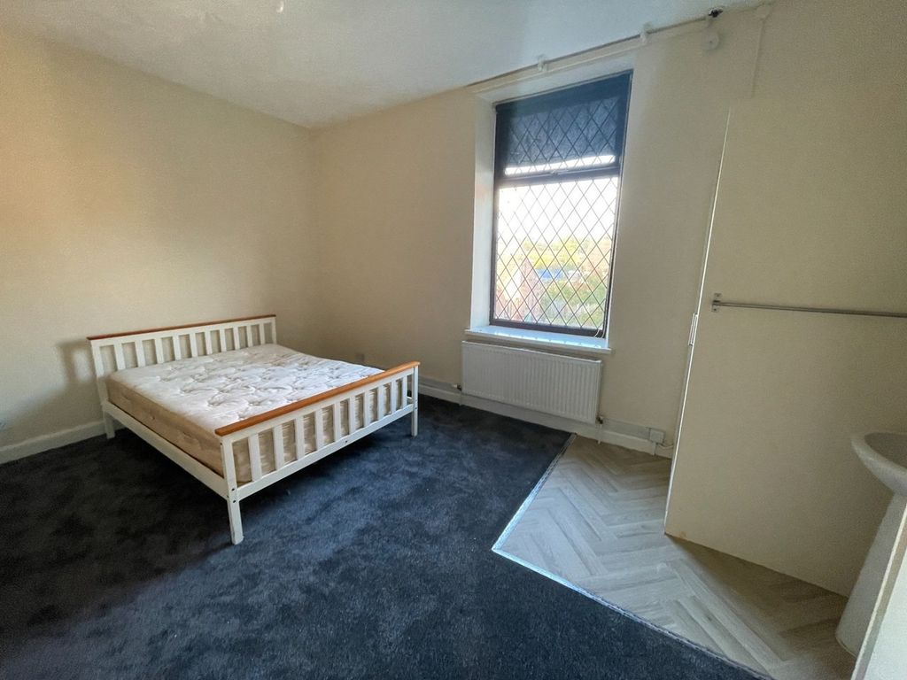 Property photo 3 of 5 Room 5