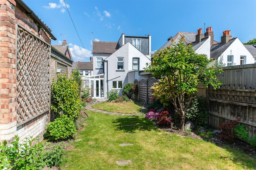 Property photo 1 of 21 Ferndale Road,16- (4).Jpg