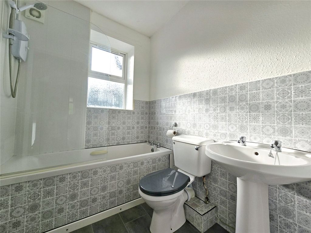 Property photo 2 of 12 Bathroom