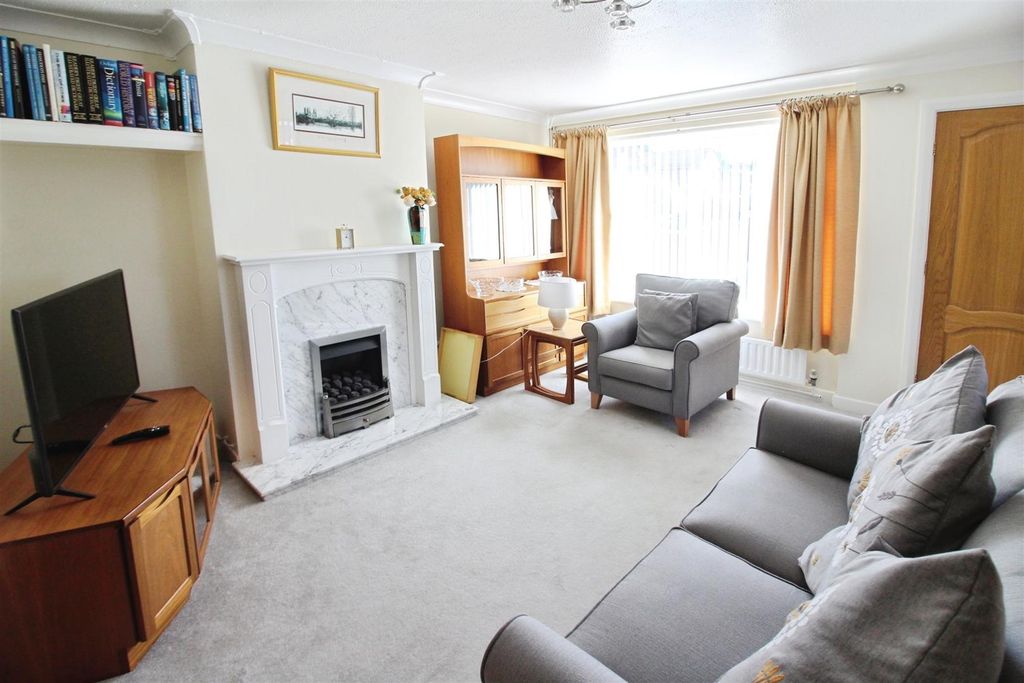 Property photo 3 of 20 Lounge