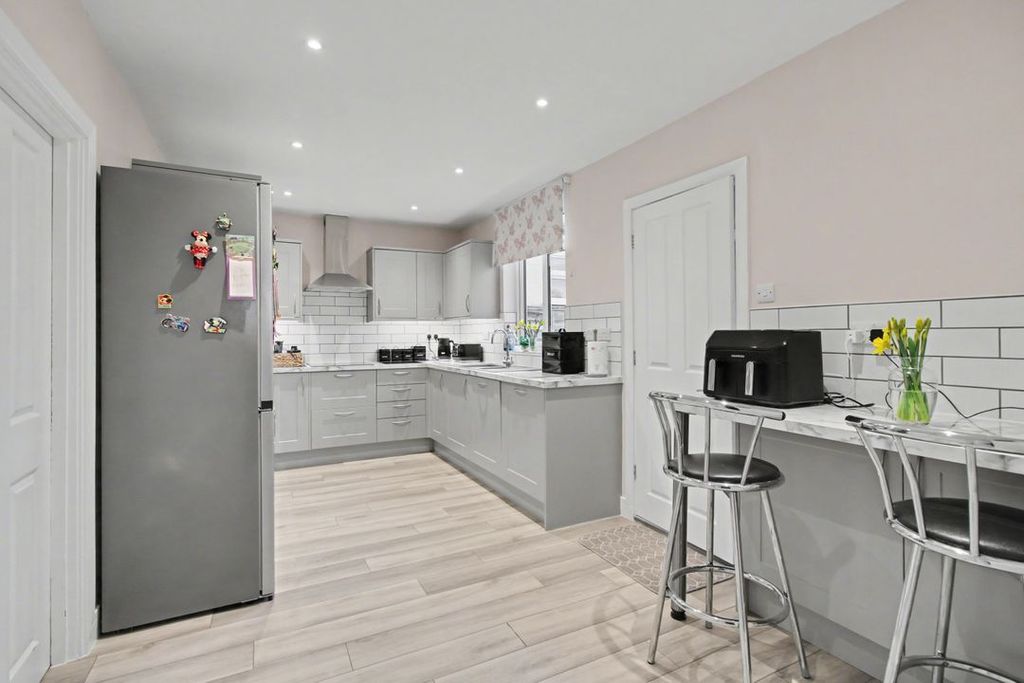 Property photo 2 of 14 Img1206Img1208