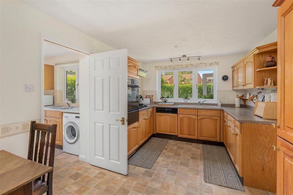 Property photo 3 of 23 3 Powys Grove, Banbury-8.Jpg