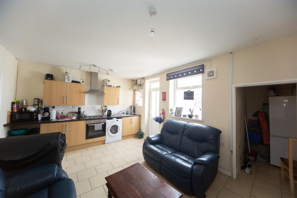 Property photo 1 of 5 Spacious Open-Plan Kitchen And Lounge Area...