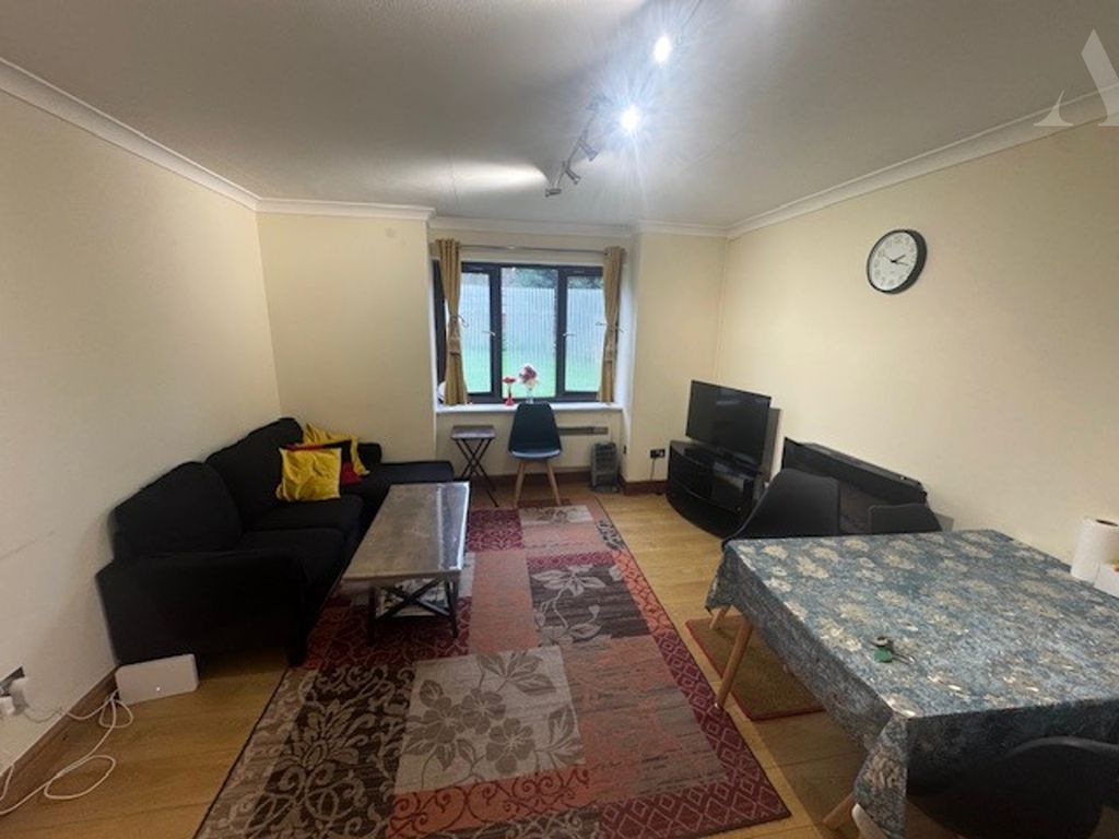 Property photo 3 of 10 Flat 3 Gilbertstone Court Lounge.Jpeg