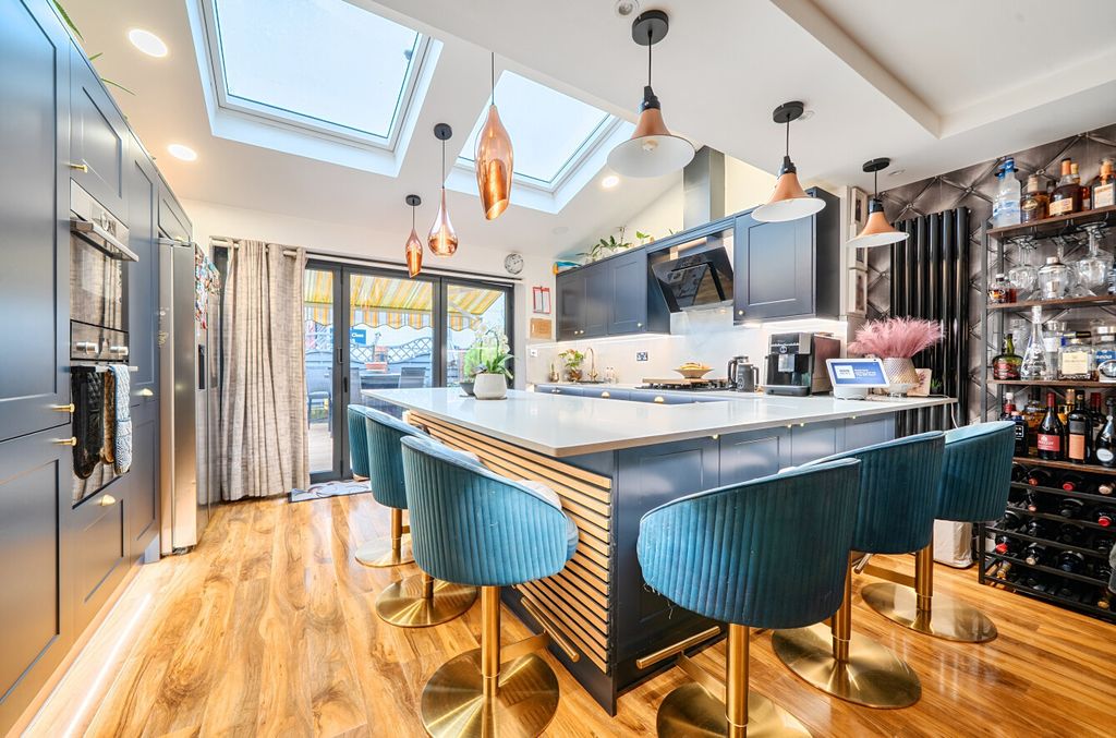 Property photo 3 of 20 1400238-8-6972304...