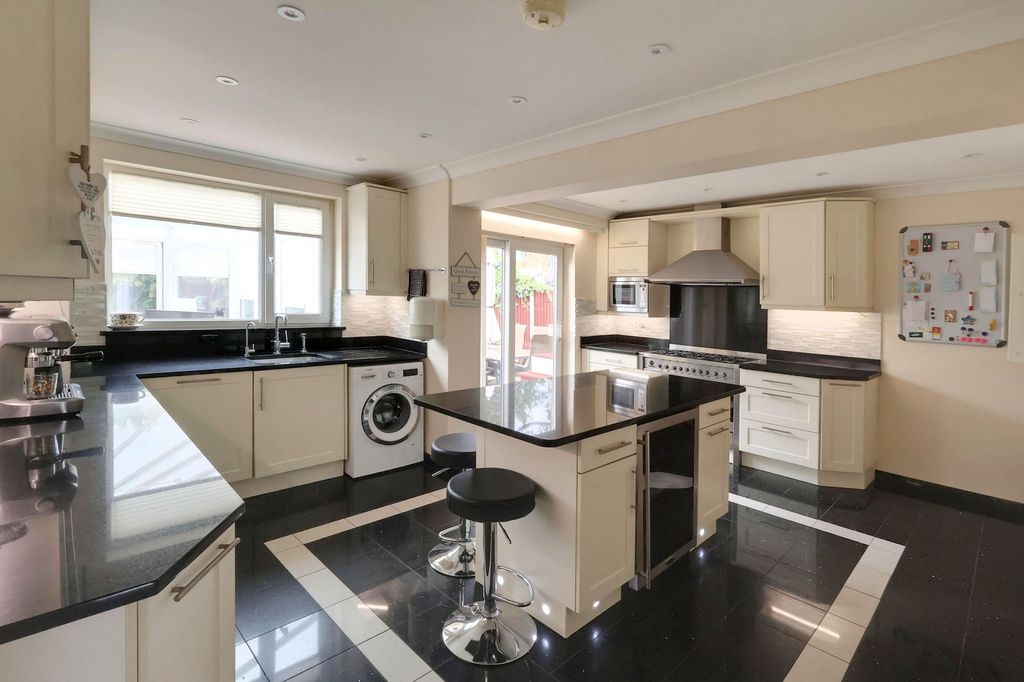 Property photo 3 of 27