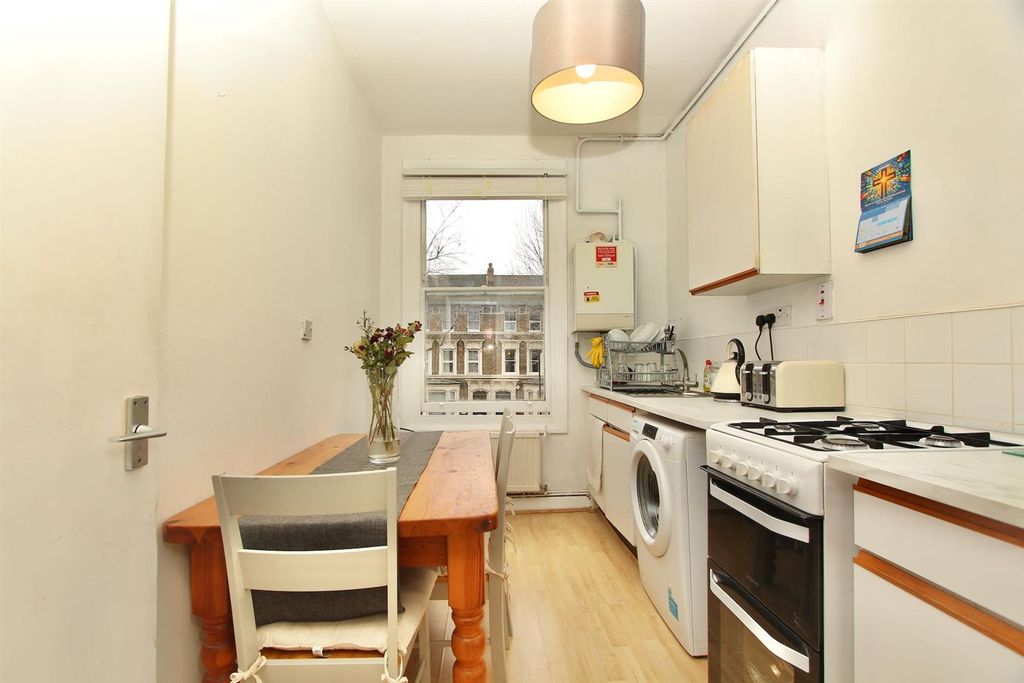 Property photo 3 of 9 Evering Road, N16