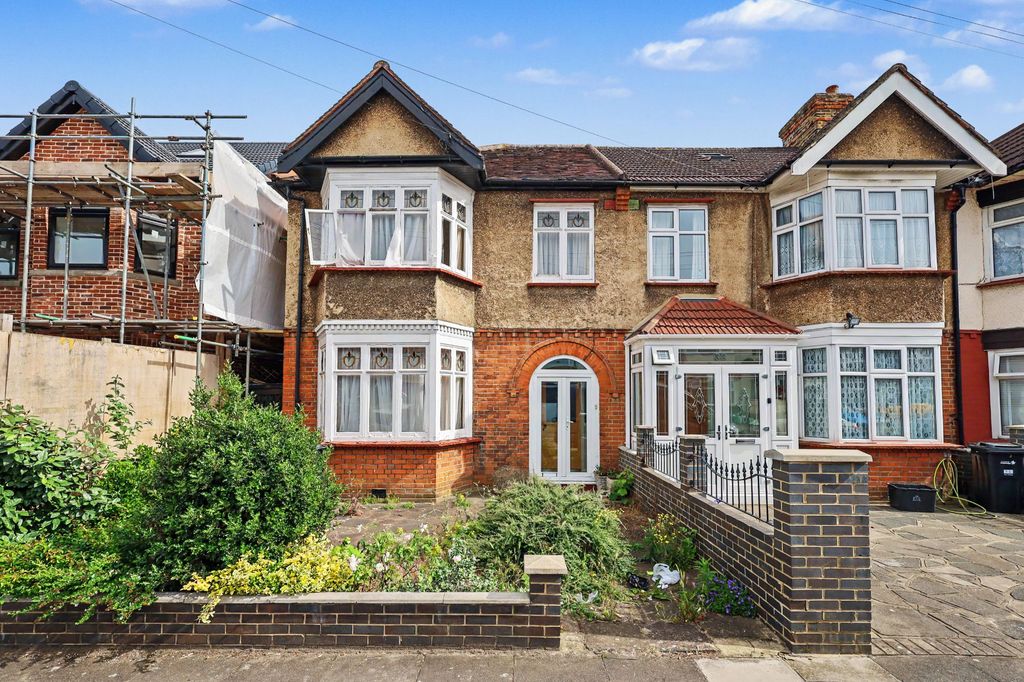 Property photo 1 of 17 36 St Andrews Road, Ilford, London Ig1 3Pf