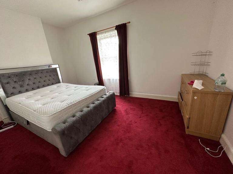 Property photo 1 of 6 Spacious Bedroom With Luxurious Velvet Bed Frame...