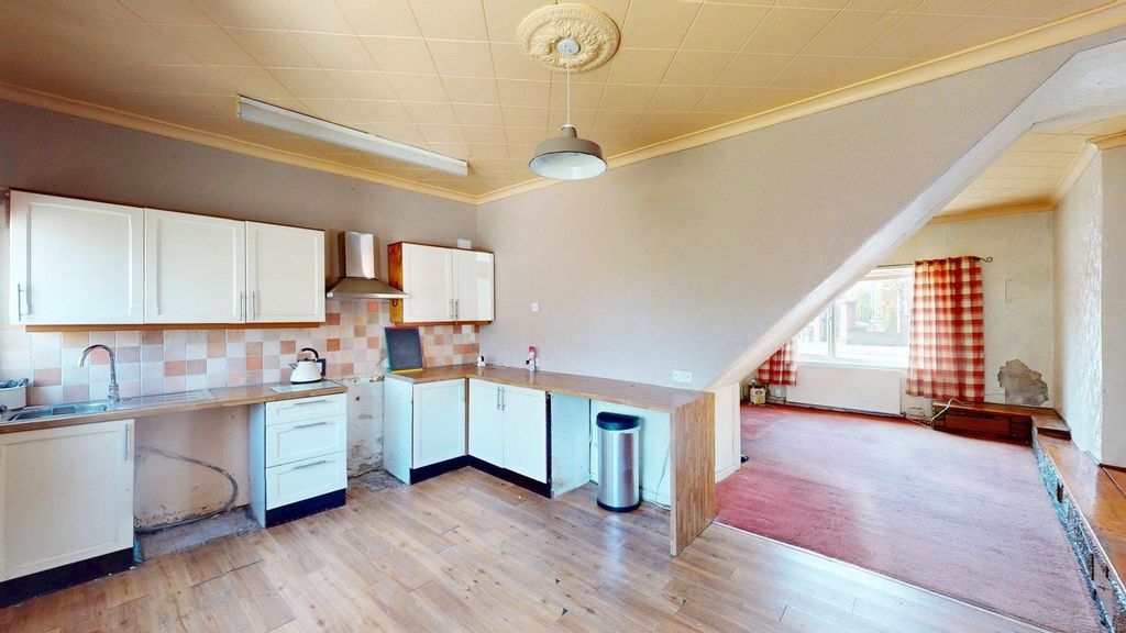 Property photo 3 of 9 Kitchen