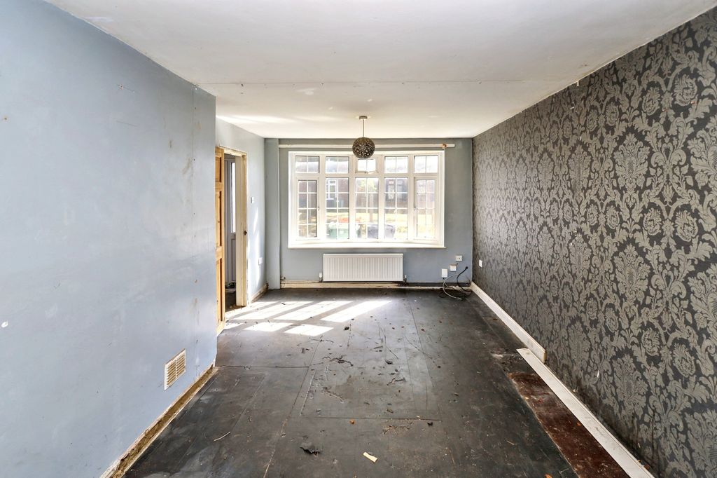 Property photo 3 of 18 177 Tithe Farm Road, Houghton Regis, Dunstable, Bedfordshire, Lu5 5Jf