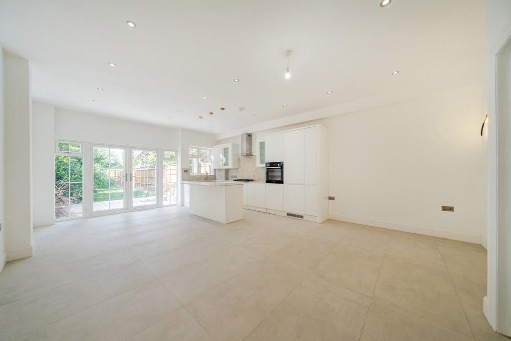 Property photo 2 of 20 1472629-11-6A2292...