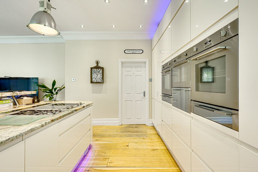 Property photo 3 of 43