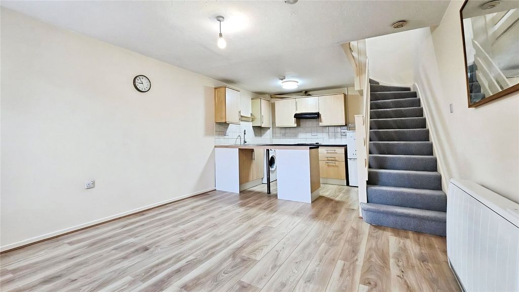 Property photo 3 of 10 Kitchen/Reception