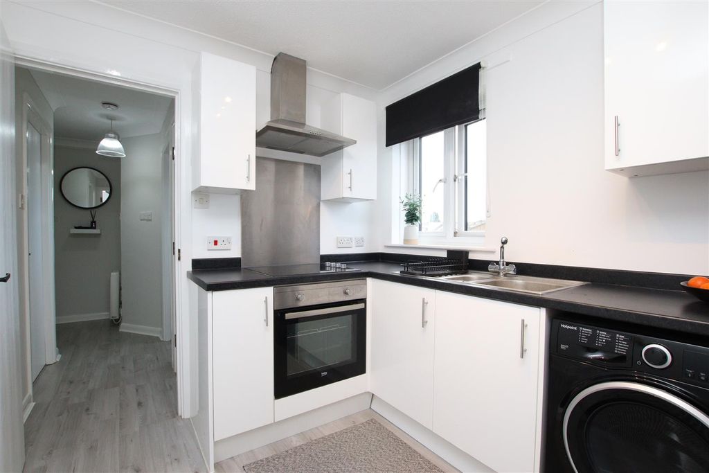 Property photo 3 of 10 Kitchen..Jpg