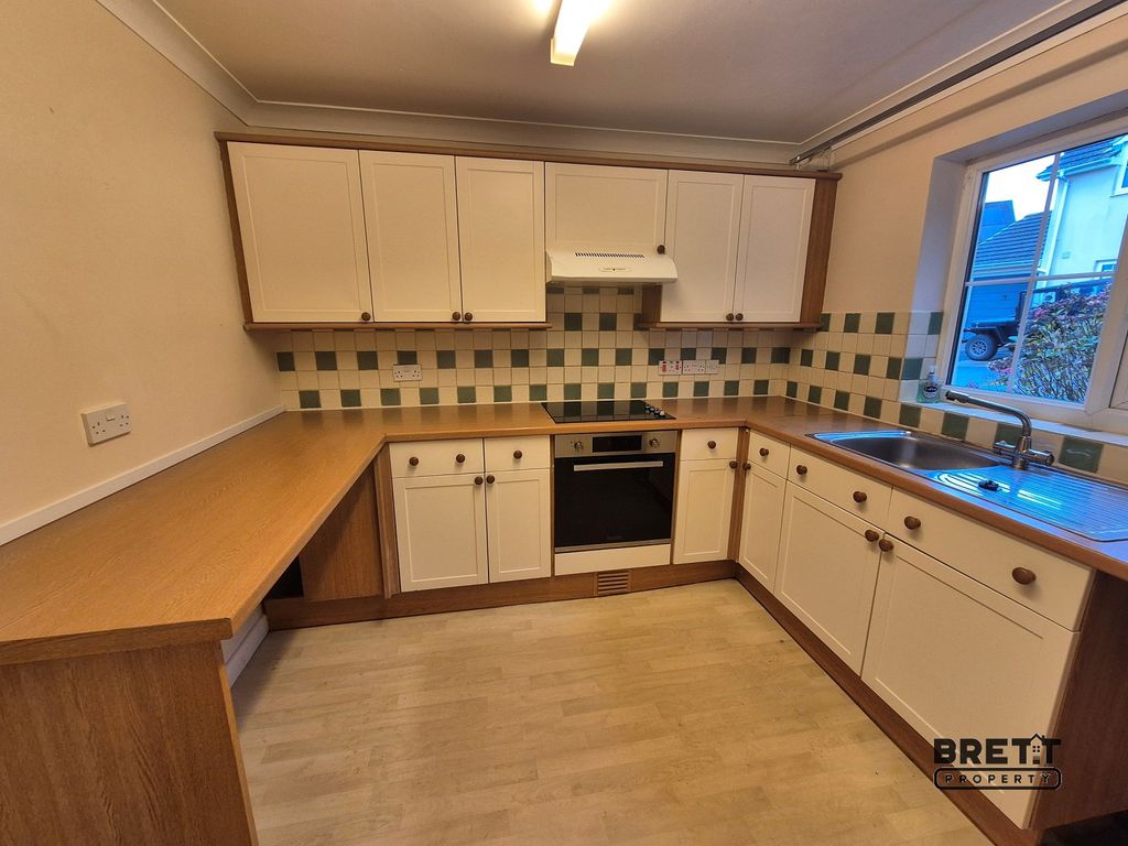 Property photo 2 of 11 Kitchen