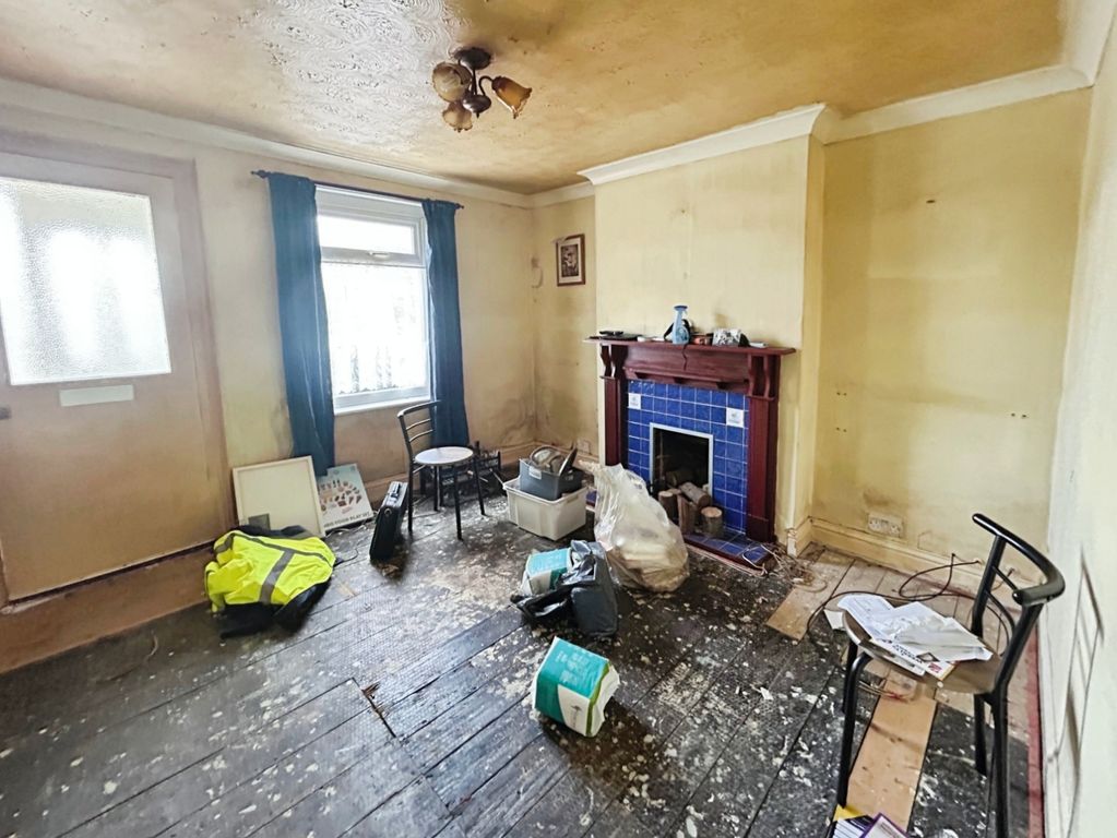 Property photo 3 of 8 Pbox-Living_Room-342136.Jpeg