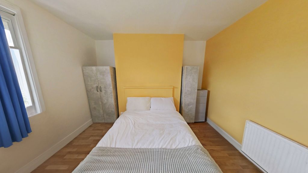 Property photo 2 of 13 £840