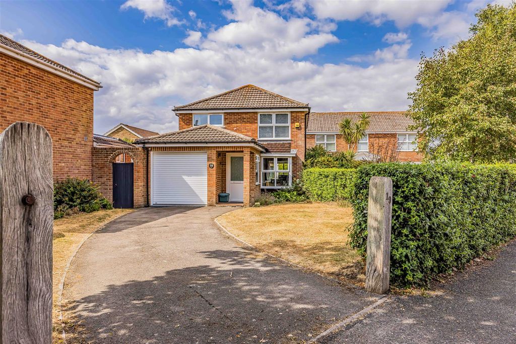 Property photo 3 of 25 Bracklesham Road, Hayling Island-Small-Porticomark