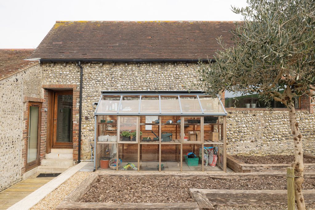 Property photo 3 of 32 331043 - Inigo_Dog_Kennel_Barn_Seagate_Bn25_2Ud-6.Jpg