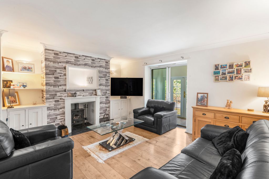 Property photo 3 of 17 Lounge