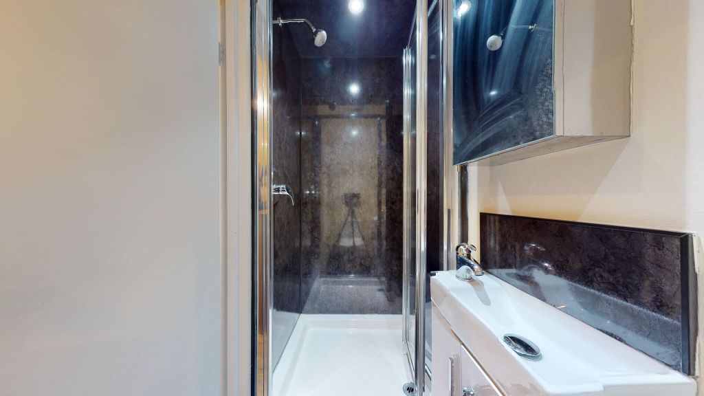 Property photo 3 of 9 Bathroom