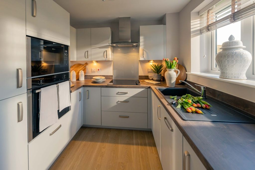 Property photo 1 of 11 Kitchen