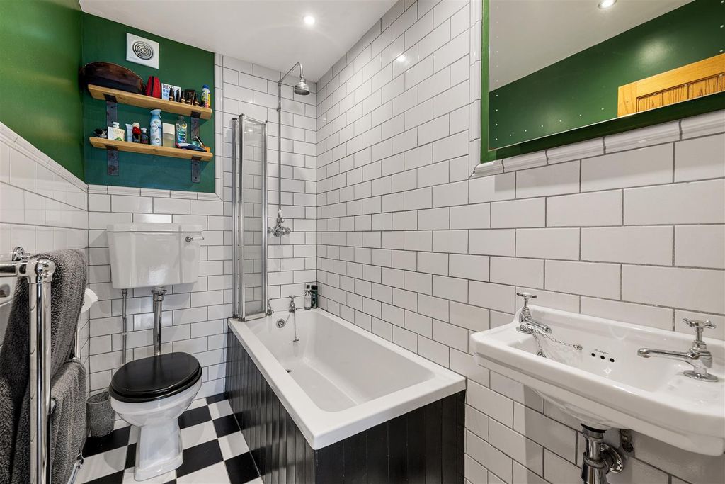 Property photo 3 of 11 Clarence Road E5