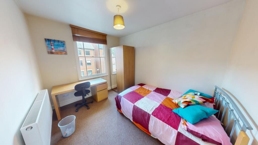 Property photo 2 of 9 A Bright And Inviting Double Bedroom Featuring A c...